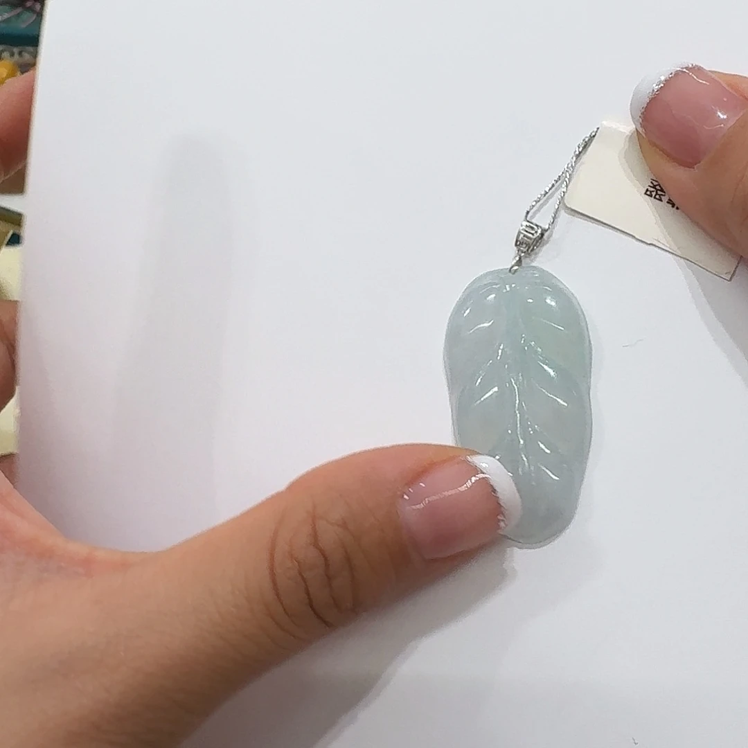 翡翠18K金镶嵌颈饰数叶