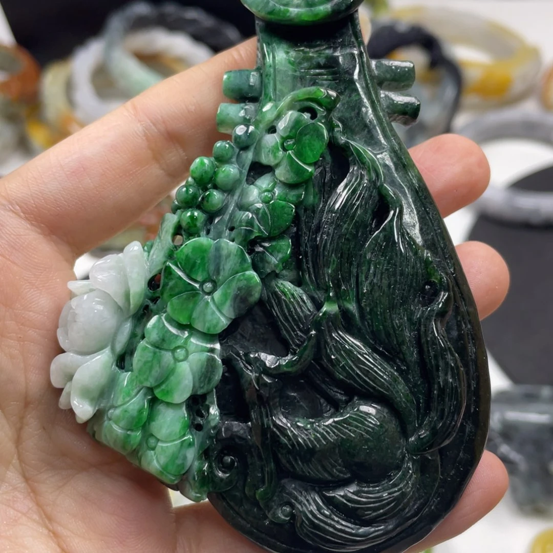 董***姐翡翠未镶嵌颈饰牌子