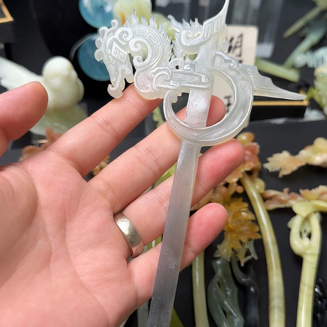 钟***卿未镶嵌蛇纹石玉发饰