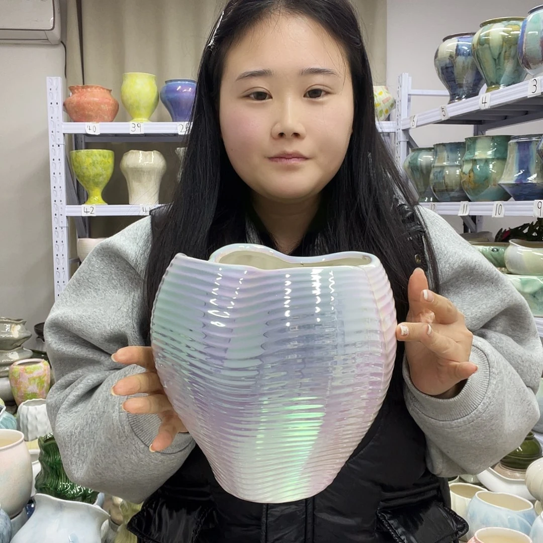 花盆的颜色也很漂亮