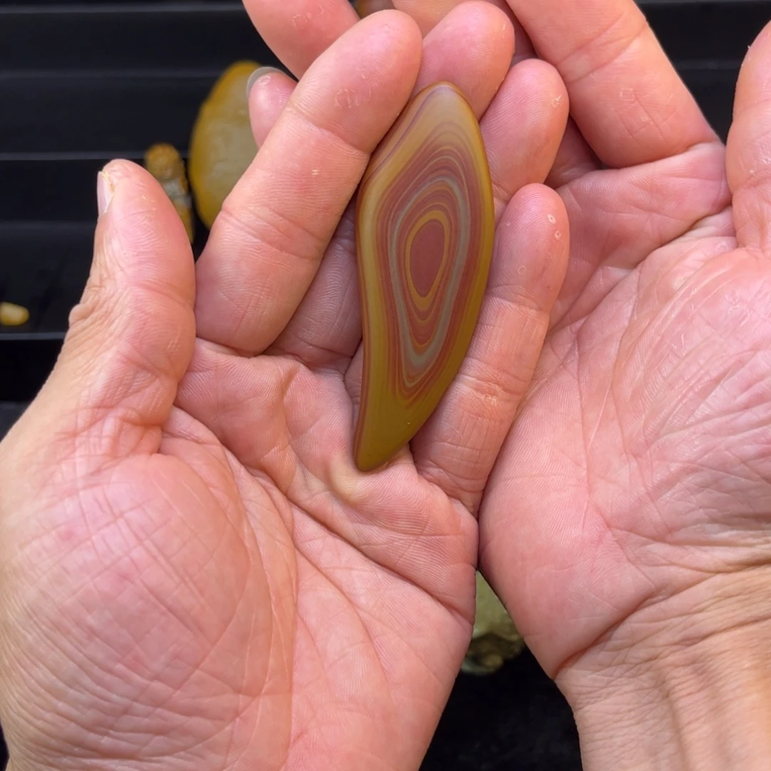 惠***头石英质玉未镶嵌黄蜡石吊坠