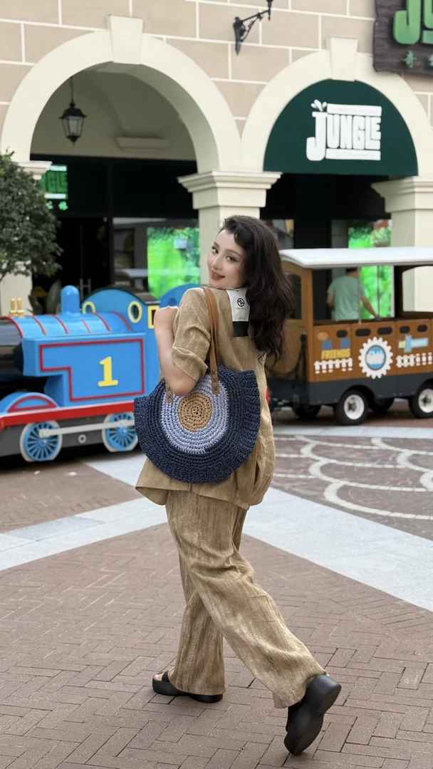 卡其色短袖双排扣西装套装，优雅随性兼具