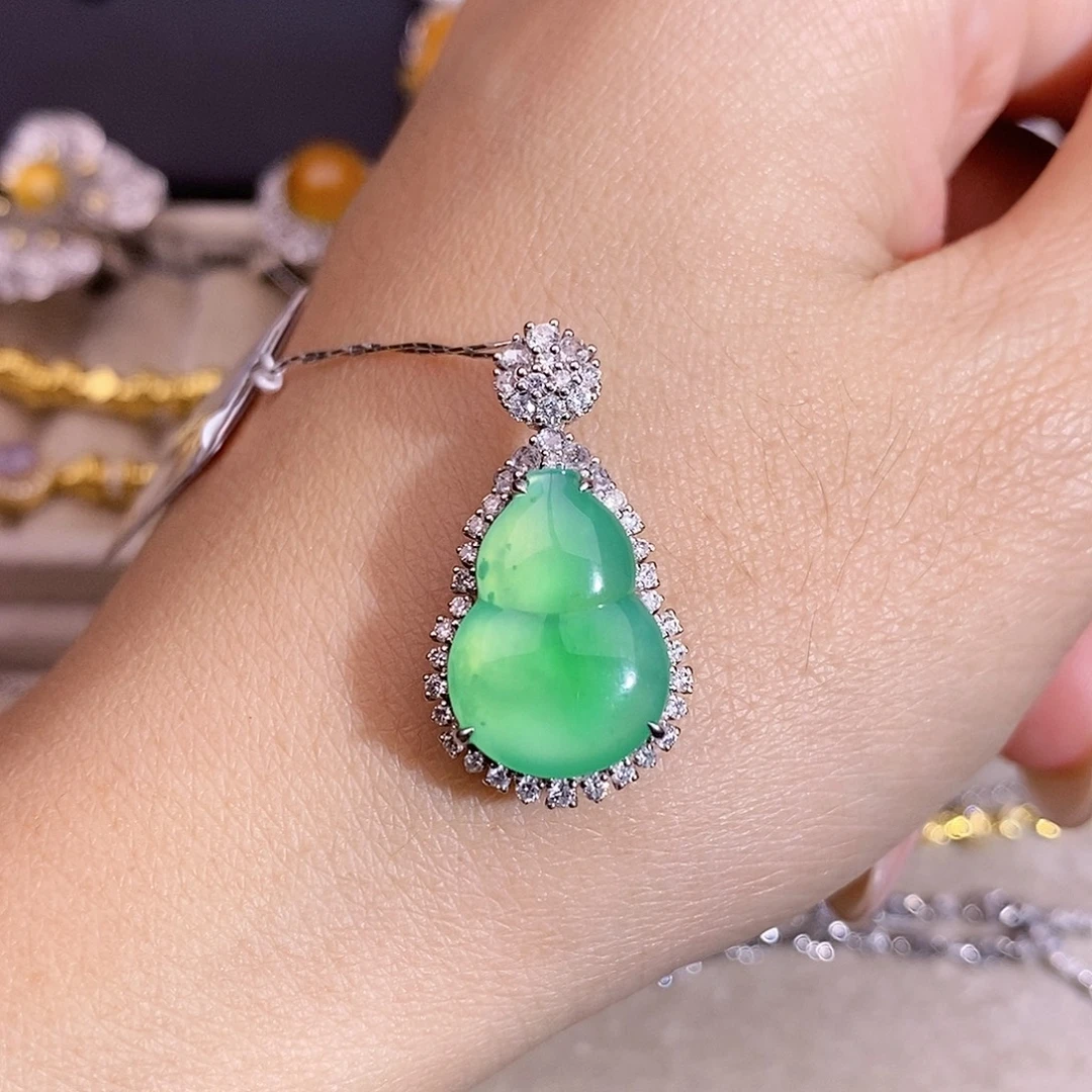 翡翠18K金镶嵌颈饰吊坠