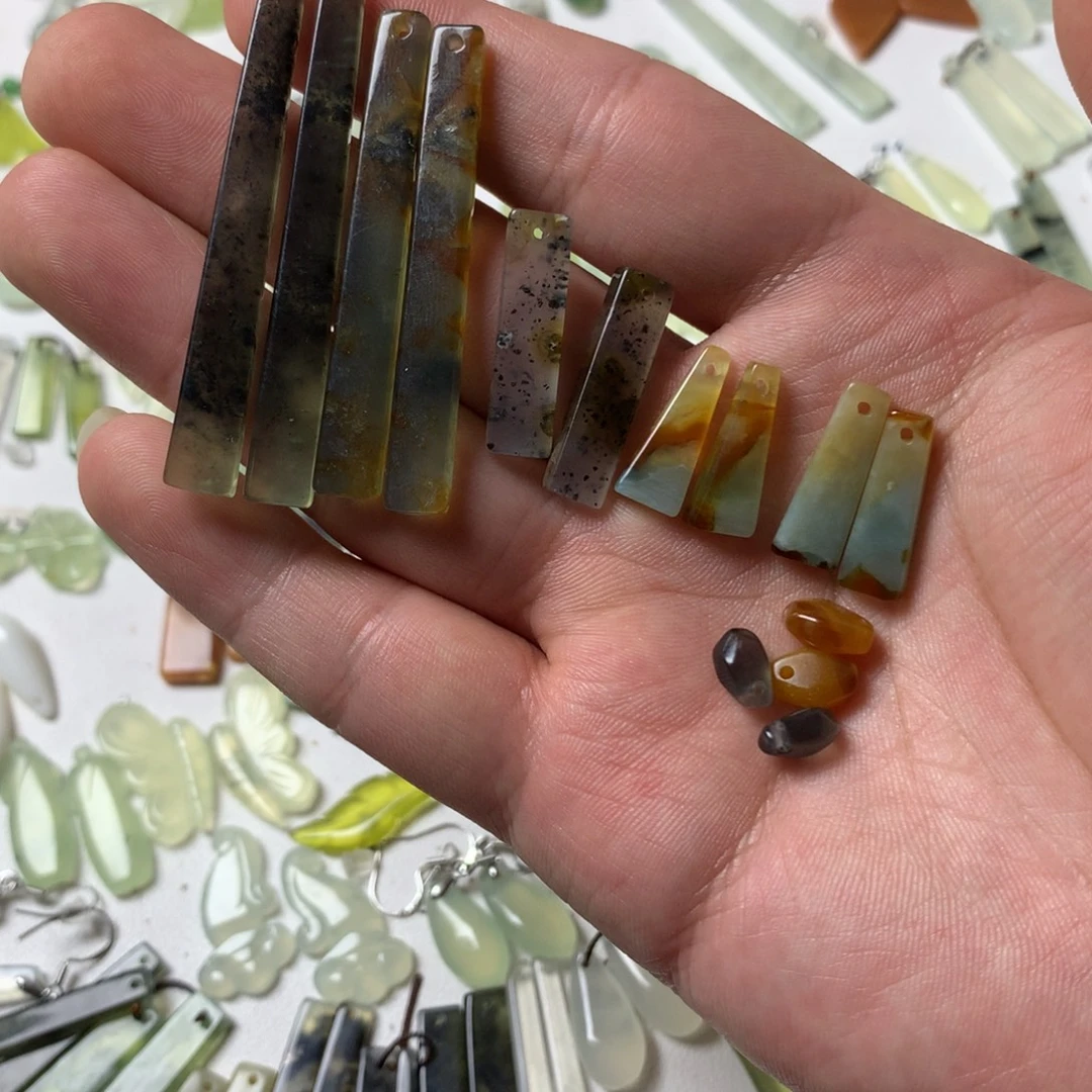 败***郎蛇纹石玉未镶嵌耳坠