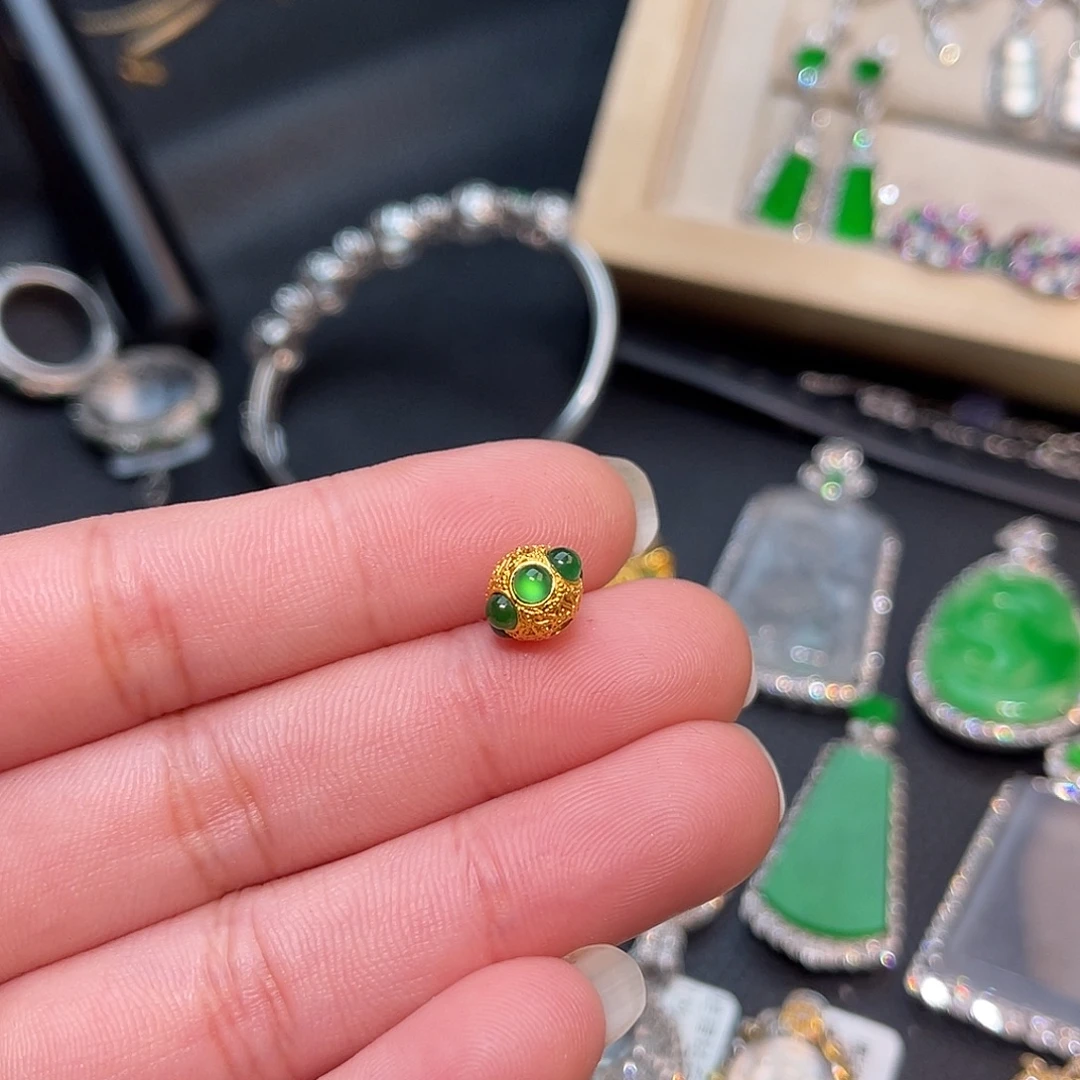 翡翠18K金镶嵌颈饰路路通