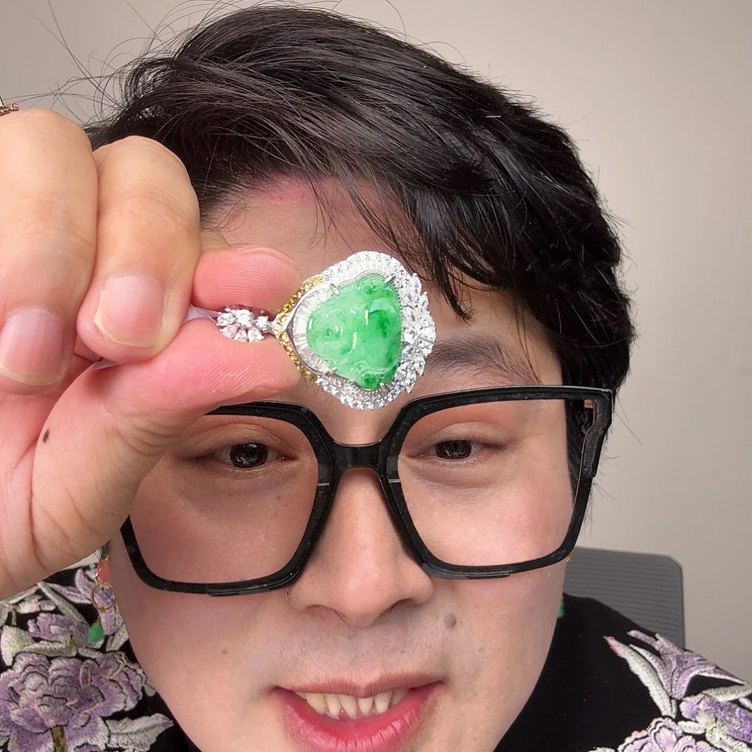 翡翠未镶嵌颈饰一件