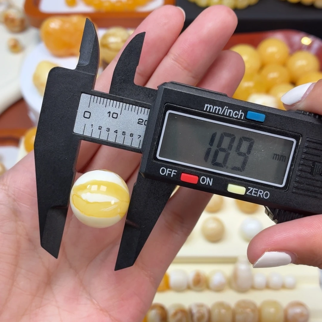 琥珀未镶嵌珠宝奇石焦皮金白溶洞圆珠18.9mm