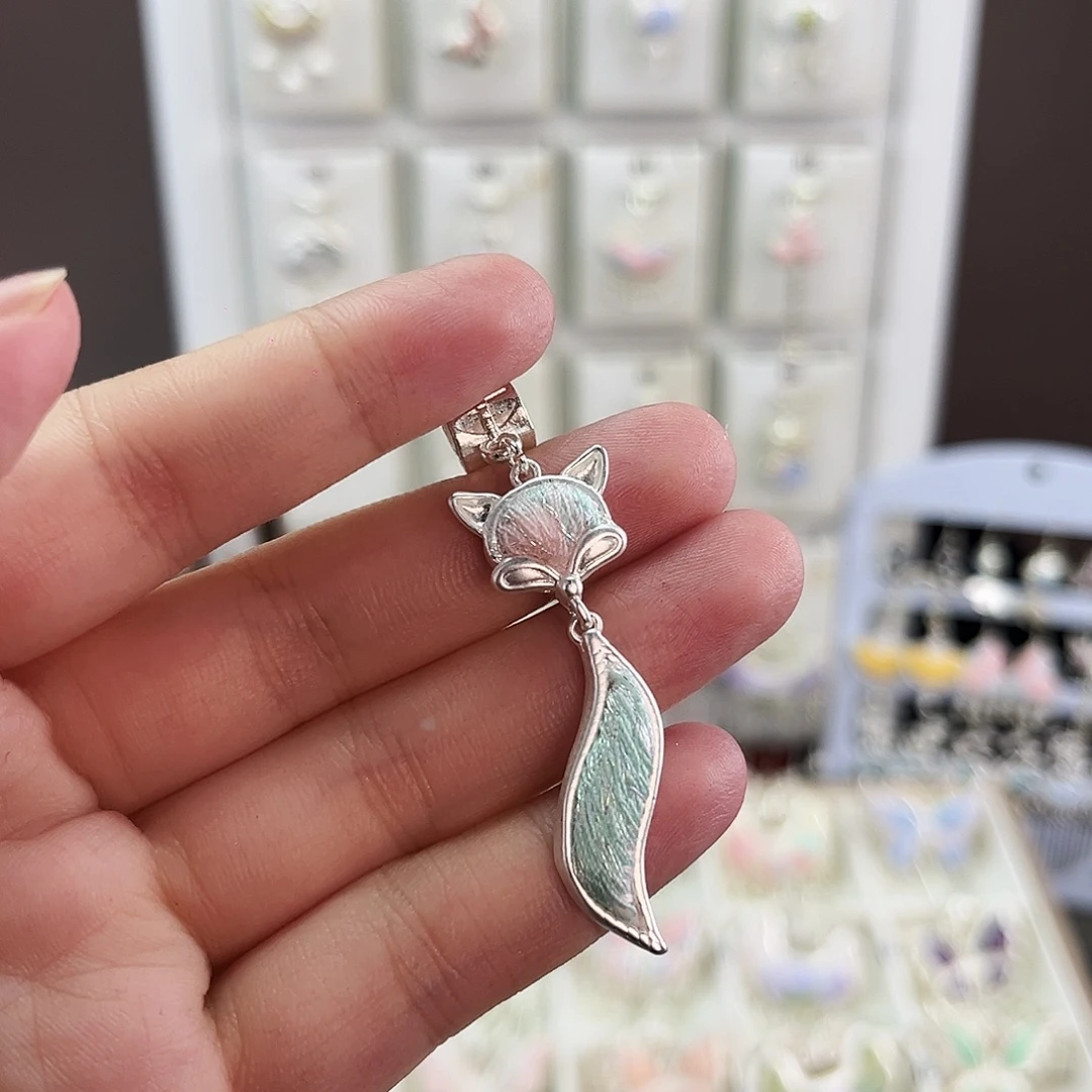 布艺合金狐狸吊坠