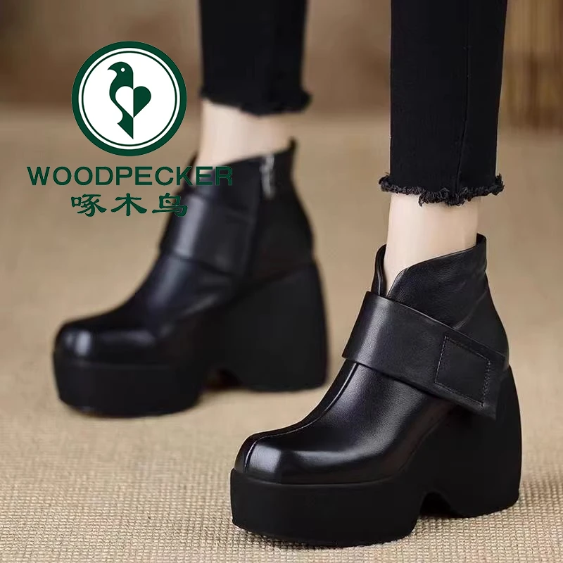 啄木鸟厚底显瘦马丁靴女软皮坡跟短靴秋冬季V口超高跟时装靴洋气