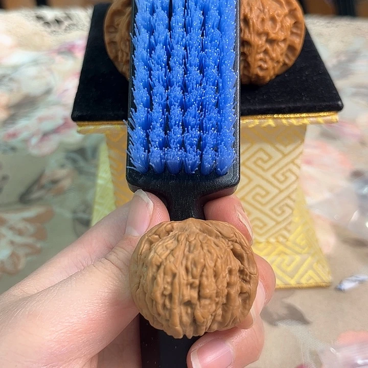 文玩核桃把件一只核桃送一把刷子