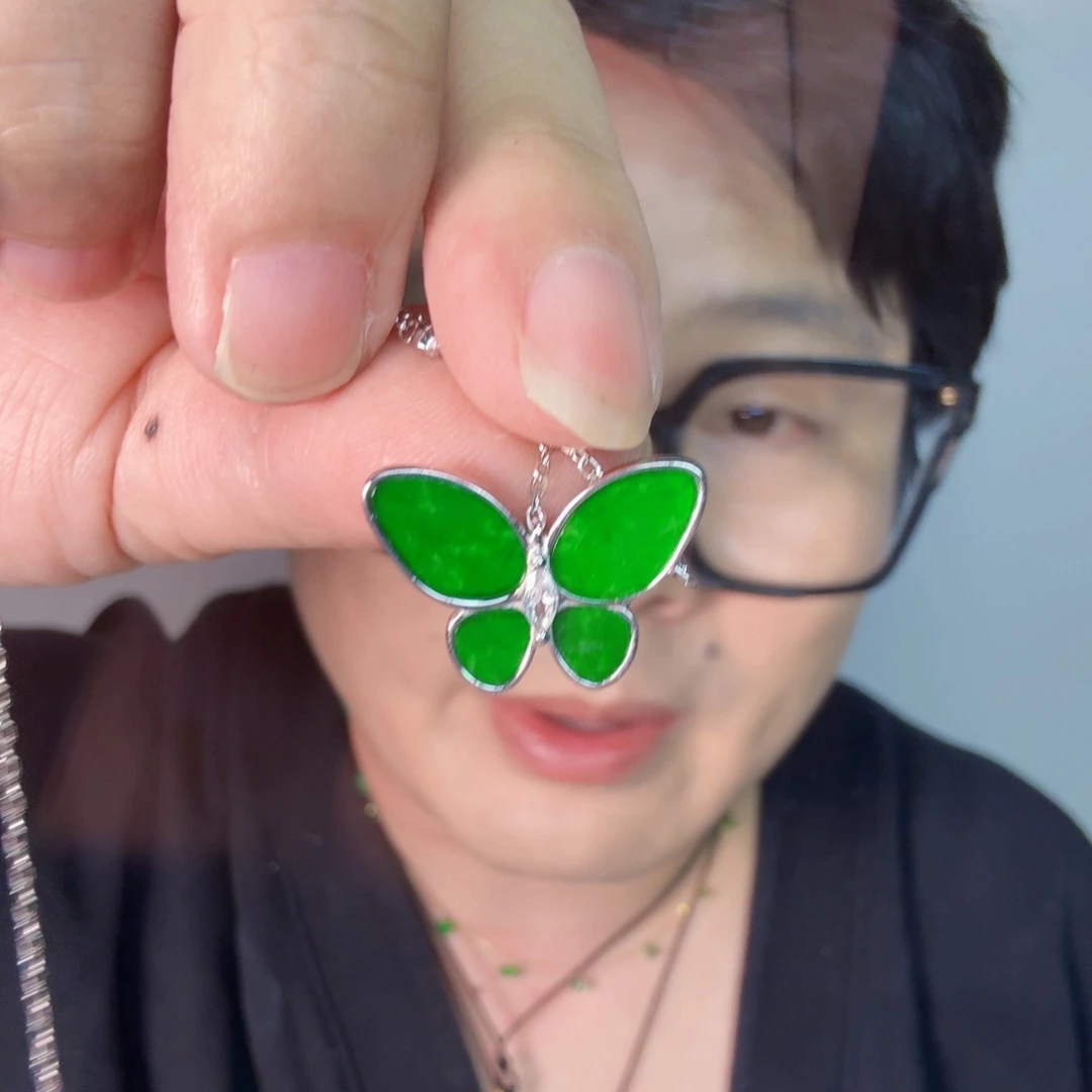 翡翠未镶嵌颈饰一件