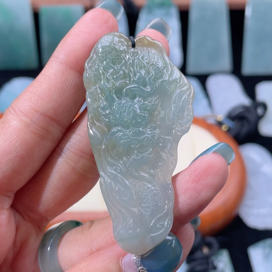 颈饰未镶嵌翡翠龙牌