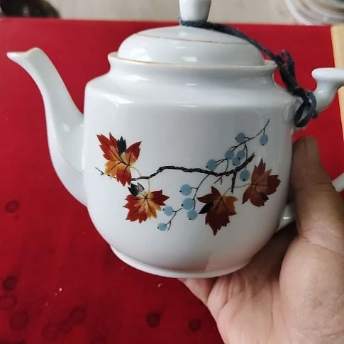 瓷片瓷片，各种摆件，均有瑕疵。沙锅！