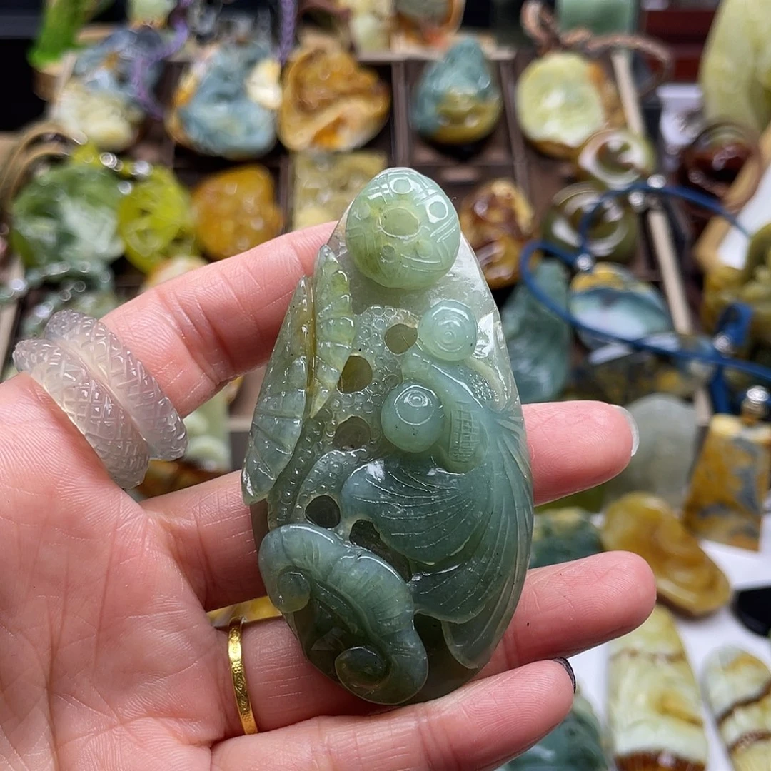 岫玉未镶嵌颈饰花玉蓝金鱼