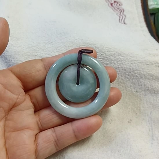 翡翠颈饰未镶嵌探****者