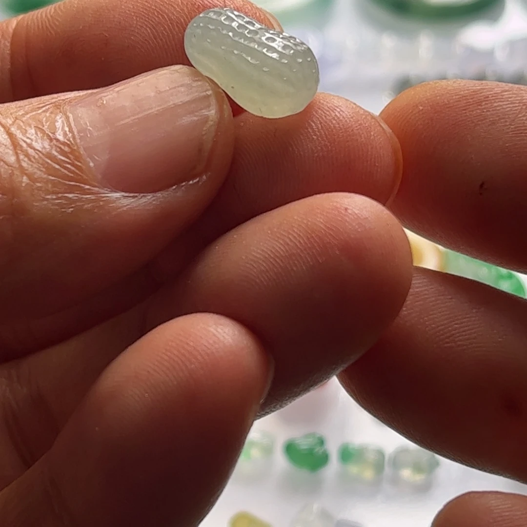 翡翠未镶嵌颈饰花生