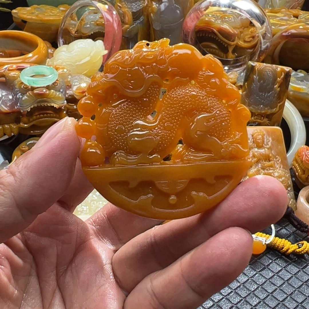 颈饰未镶嵌石英质玉