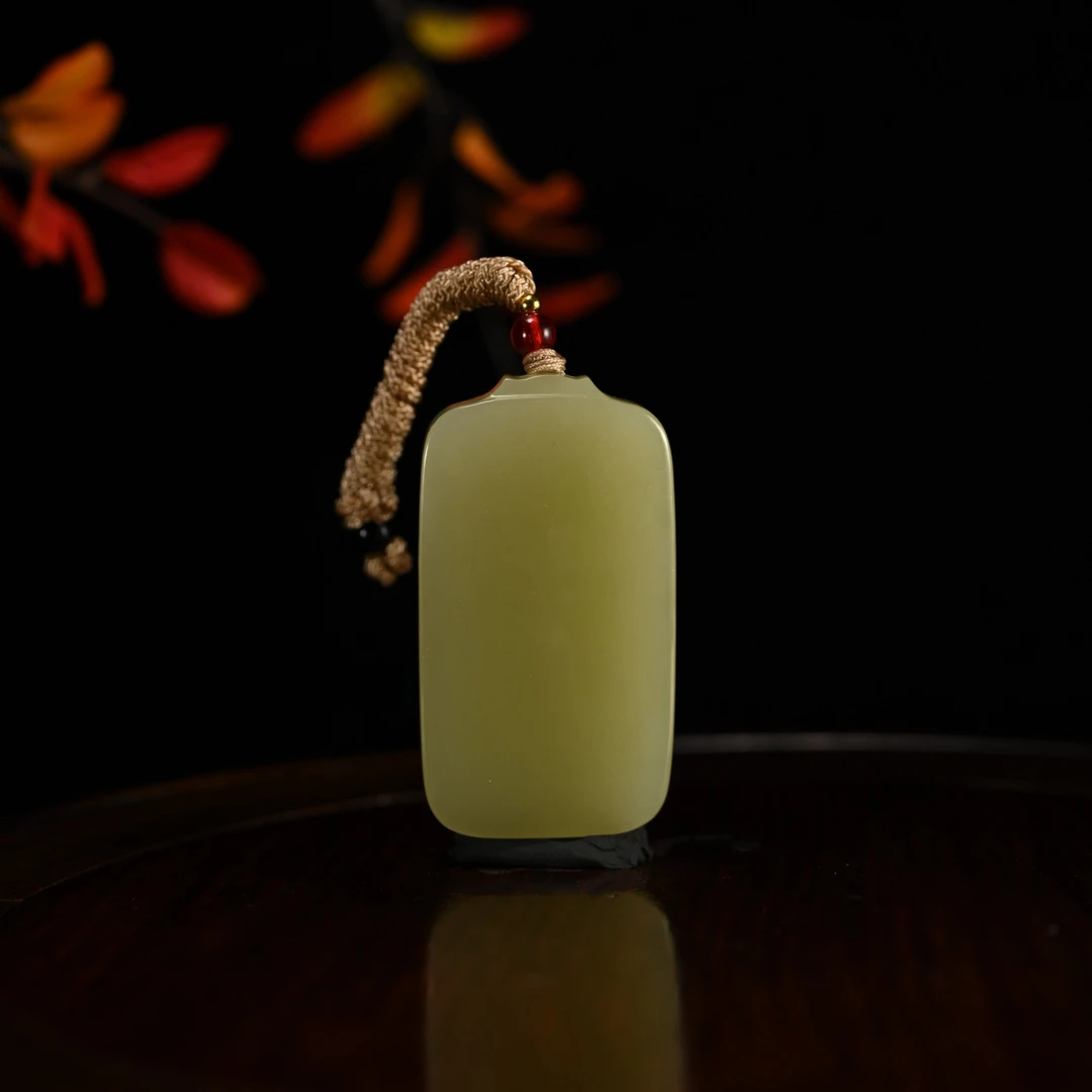 Lot8832 2512230172和田玉黄玉无事牌挂件/保利