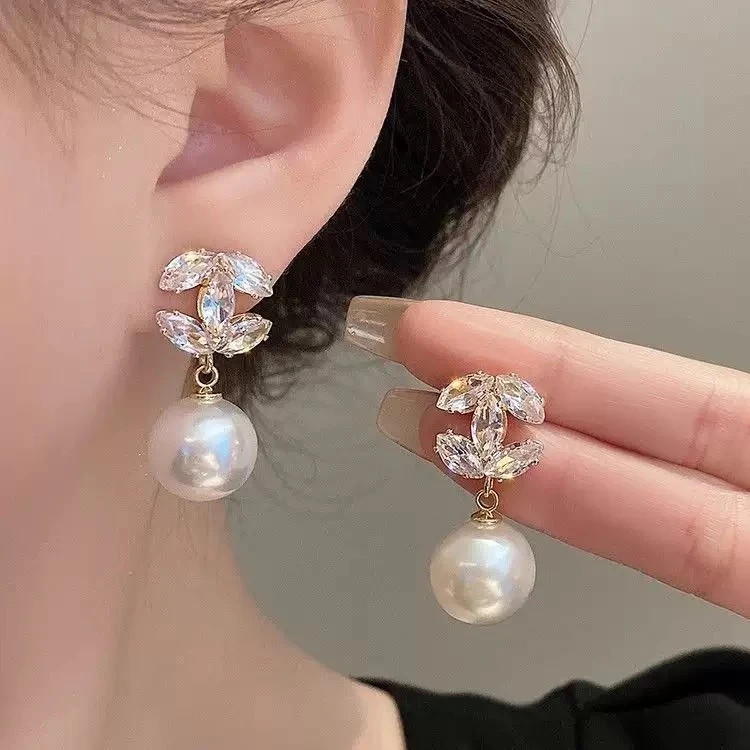 合金耳饰 法式小香风字母锆石耳钉轻奢高级感小众独特优雅耳环