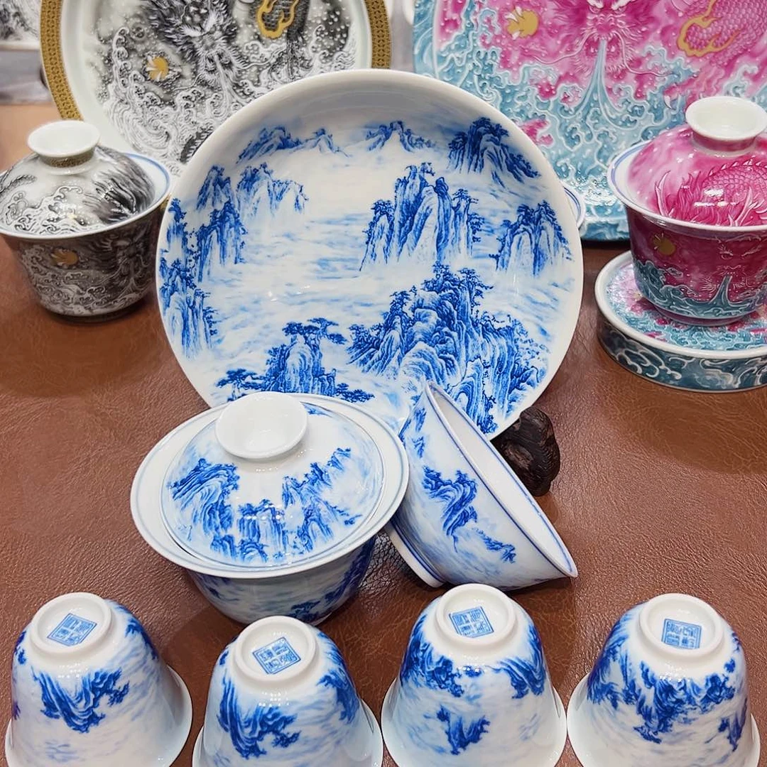 摆件景德镇陶瓷艺术展演厅和艺术展区均有