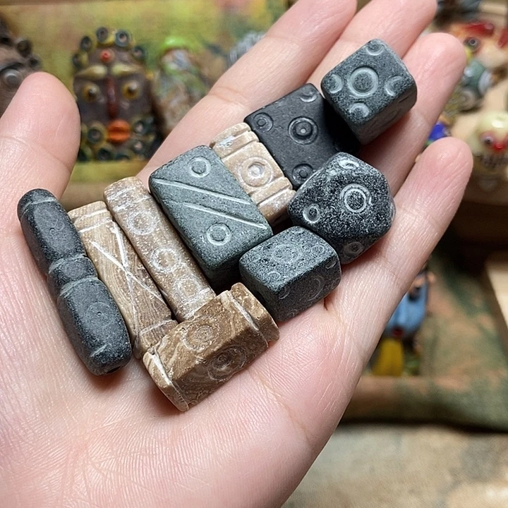 琉璃颈饰雕刻石珠子一个026