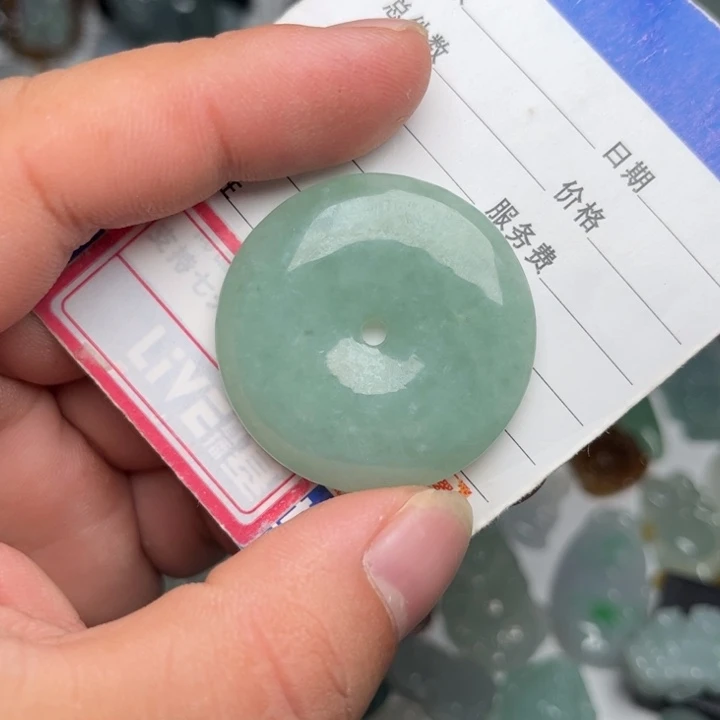 翡翠未镶嵌颈饰平安扣