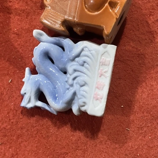 瓷片不****事两个雕塑词