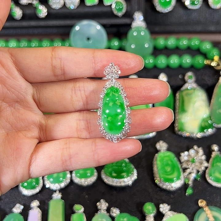 翡翠18K金镶嵌颈饰吊坠