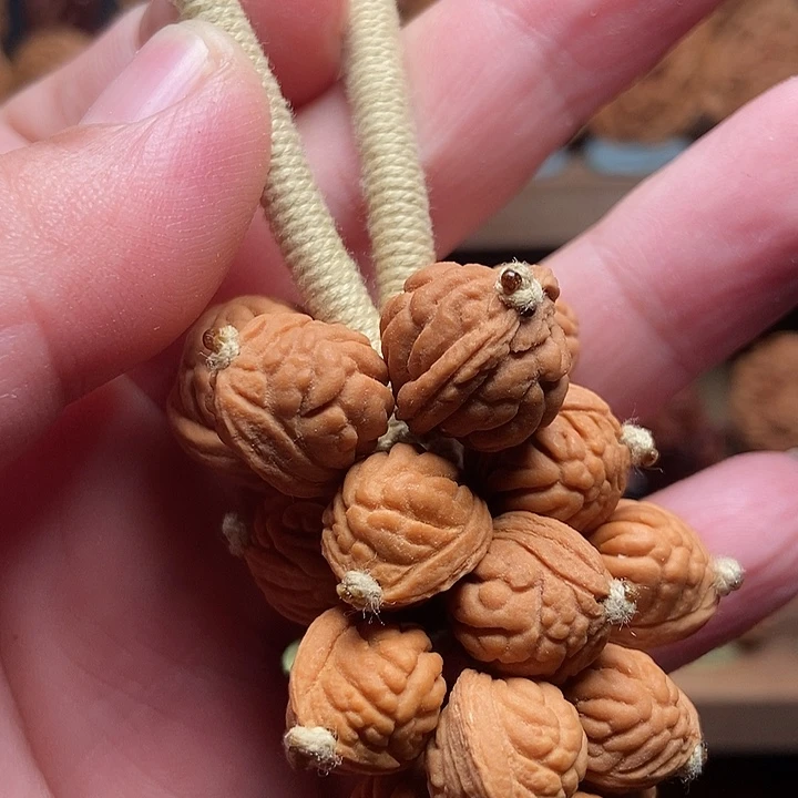 纯手工编的龙纹葡萄串