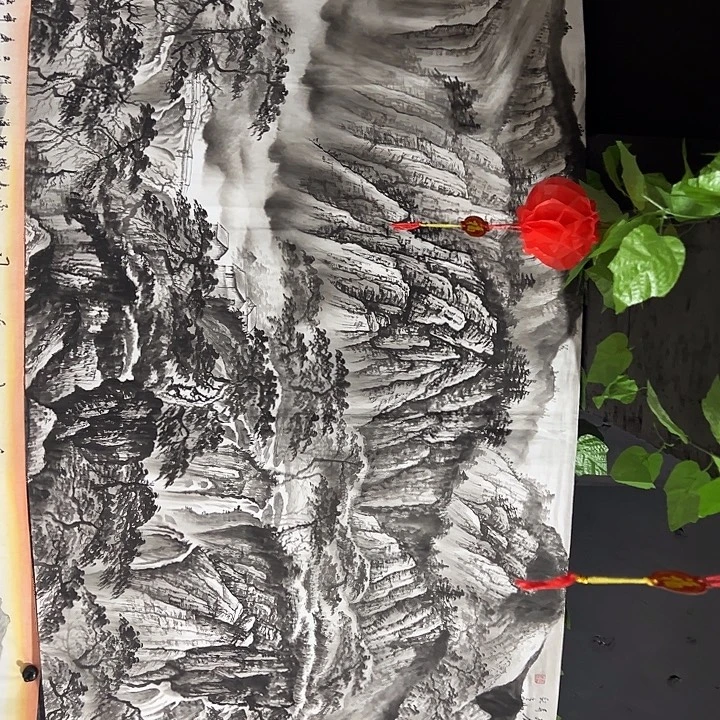 客厅的灯亮了起来