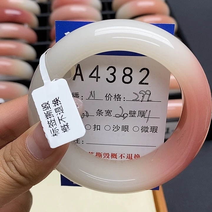 ****瑞未镶嵌手镯石英岩玉
