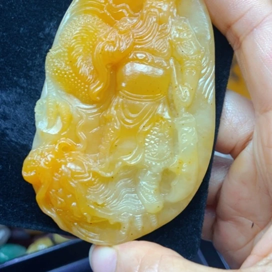 石英质玉（黄龙玉）未镶嵌颈饰