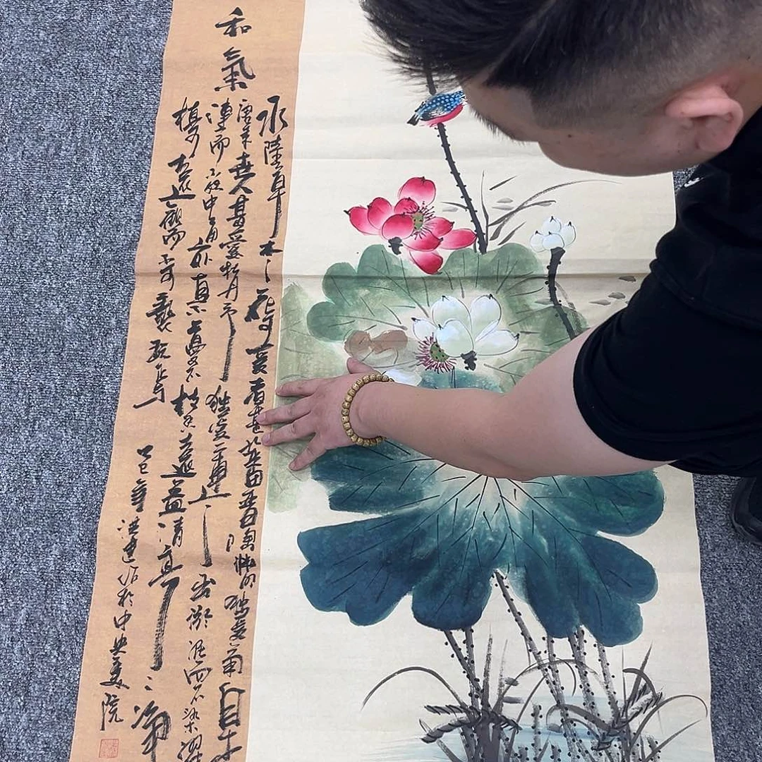 国画卖字画的小男孩