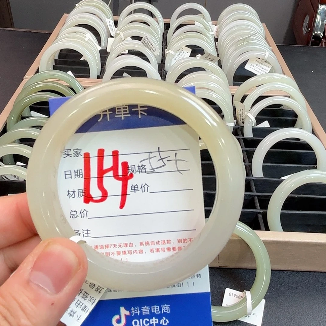 c***_和田玉未镶嵌手镯