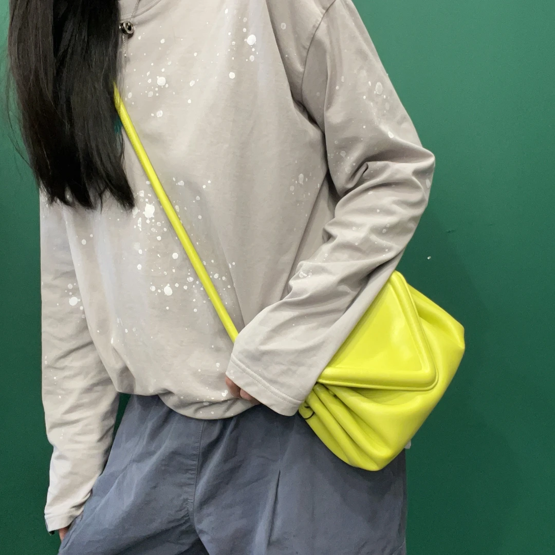 95新 BOTTEGA VENETA/葆蝶家 【KK】 35PP02 黄色三角翻盖斜挎包