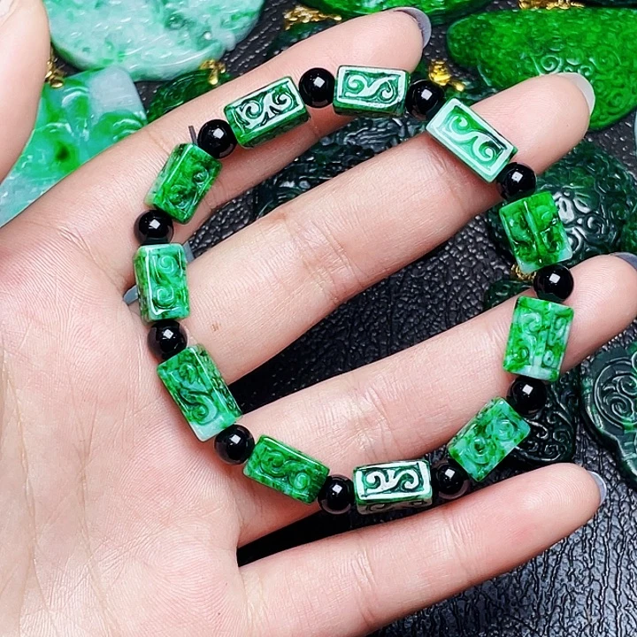 翡翠未镶嵌颈饰多样性