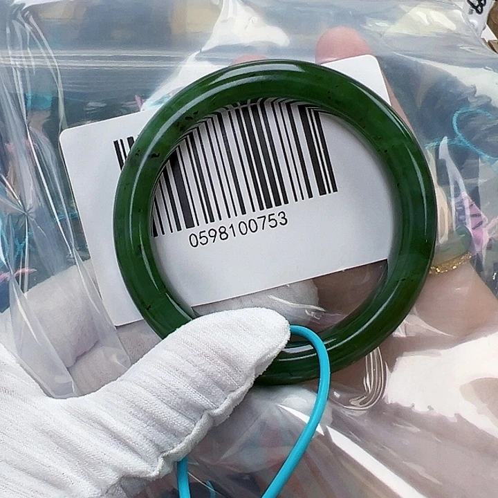 和田玉未镶嵌手镯微瑕57