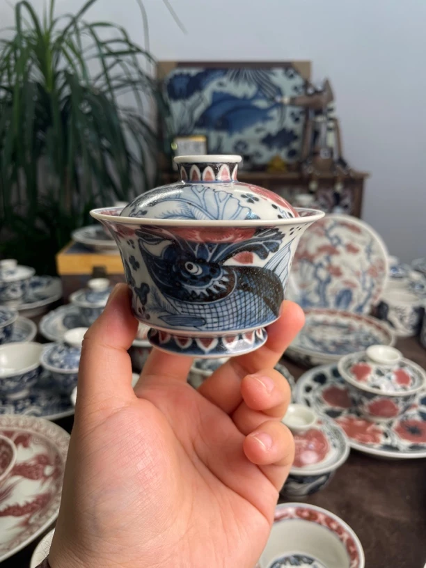 青花釉里红鱼藻纹盖碗