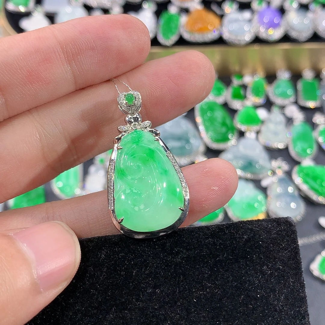 翡翠18K金镶嵌颈饰