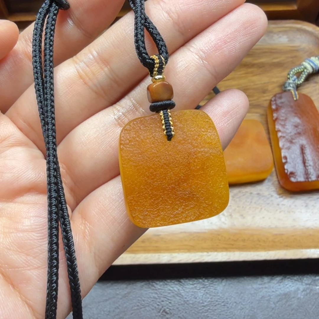 琥珀吊坠(赠链)未镶嵌