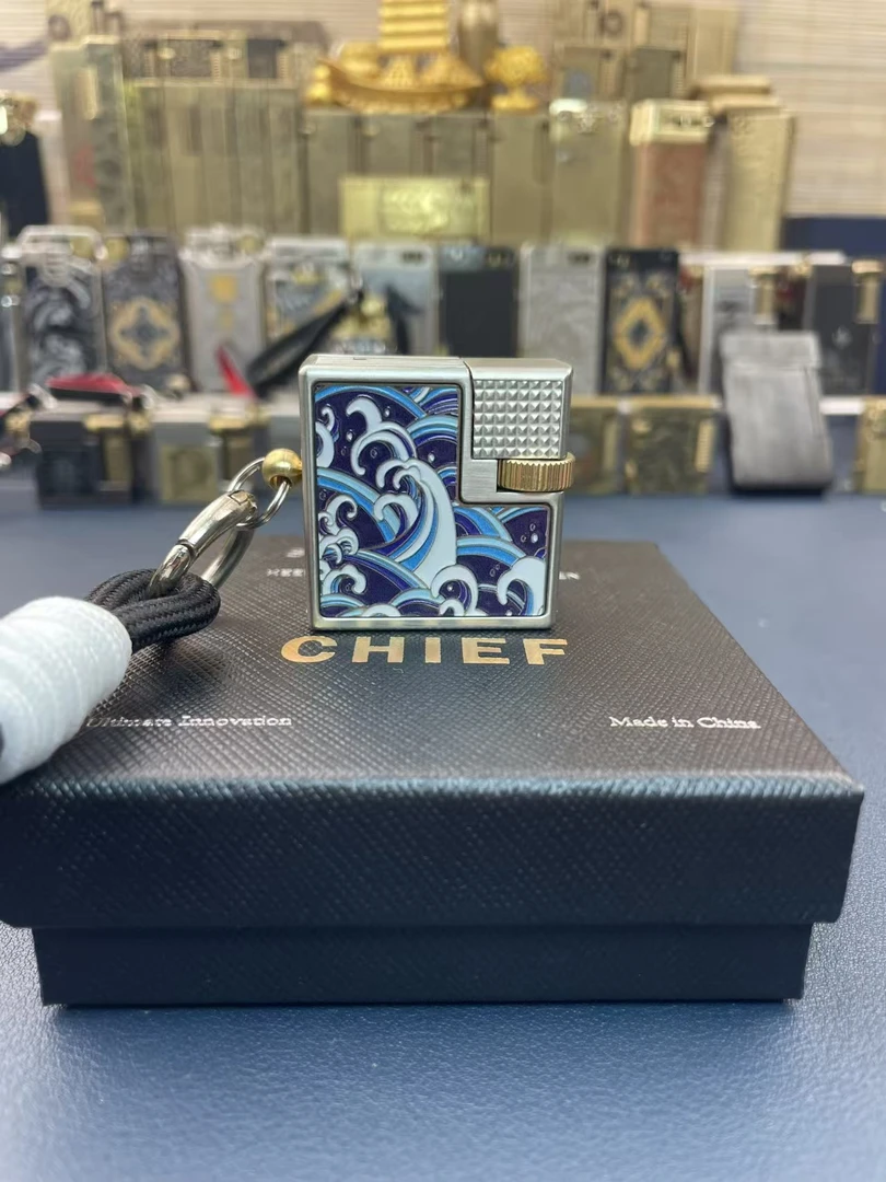 CHIEF首领魔方时尚贴章工艺燃油打火机迷你精致小巧高颜值点烟器