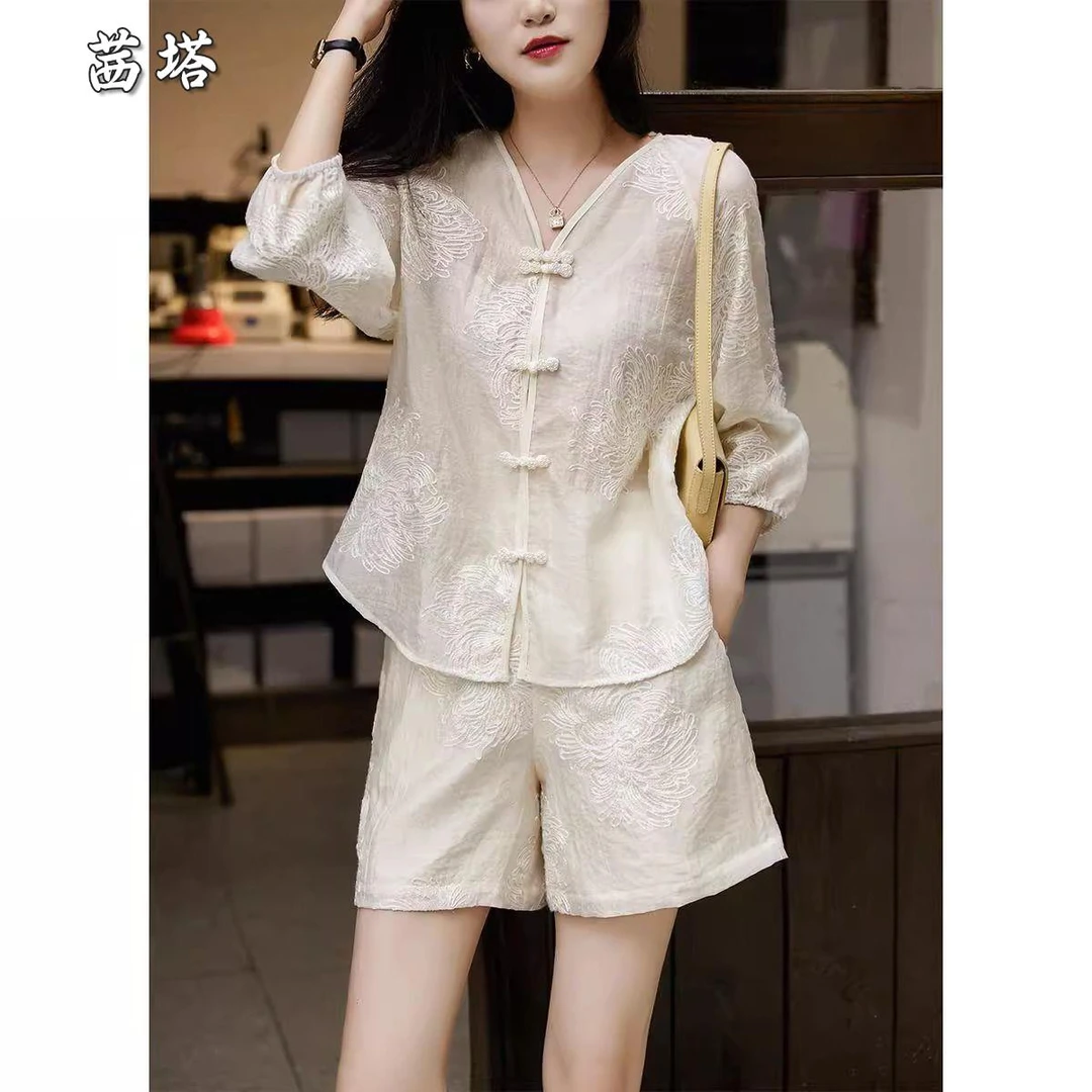 新中式穿搭一整套2025新款刺绣盘扣上衣内搭吊带配阔腿短裤三件套