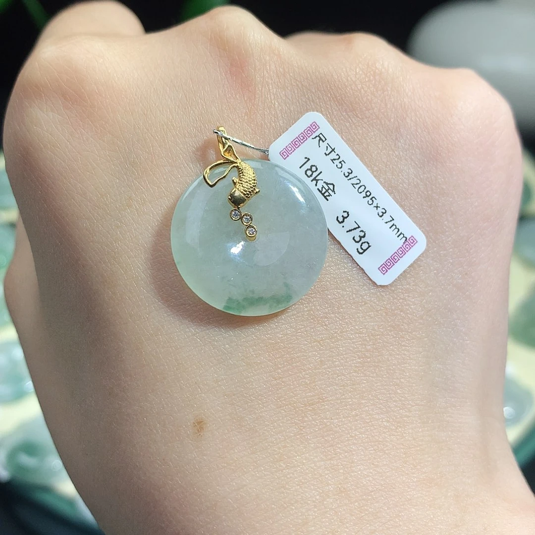 翡翠18K金镶嵌颈饰平安扣