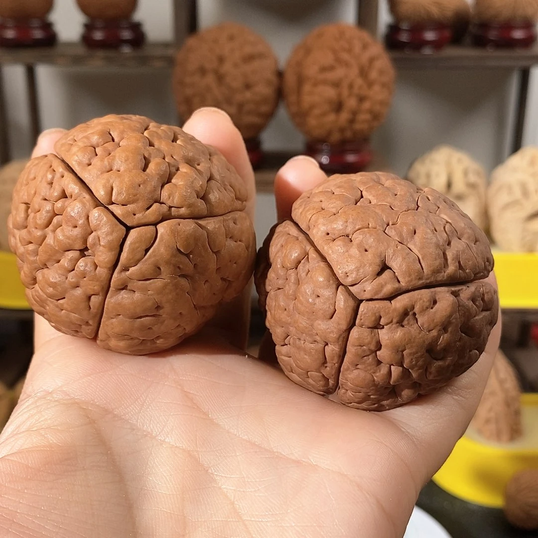 文玩核桃把件三瓣脑纹金刚微色5054