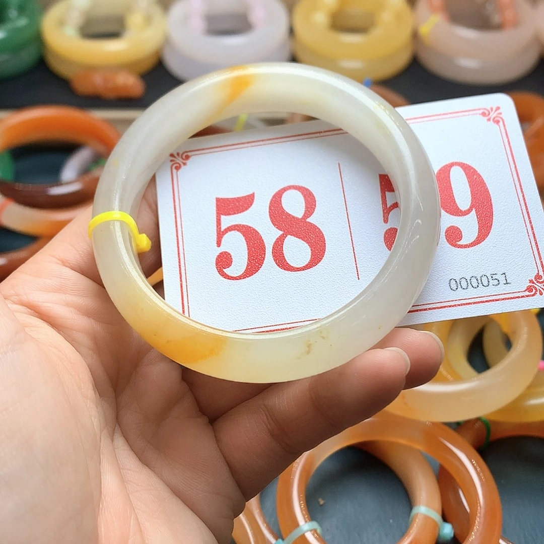 未镶嵌石英质玉（黄龙玉）手镯