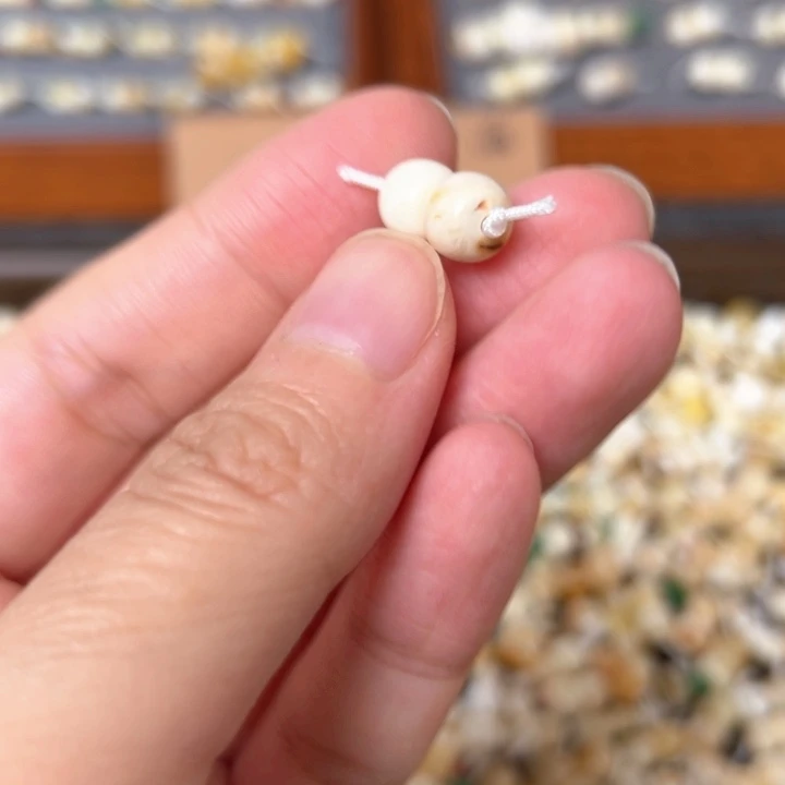 蜜蜡未镶嵌裸石7.5mm一对