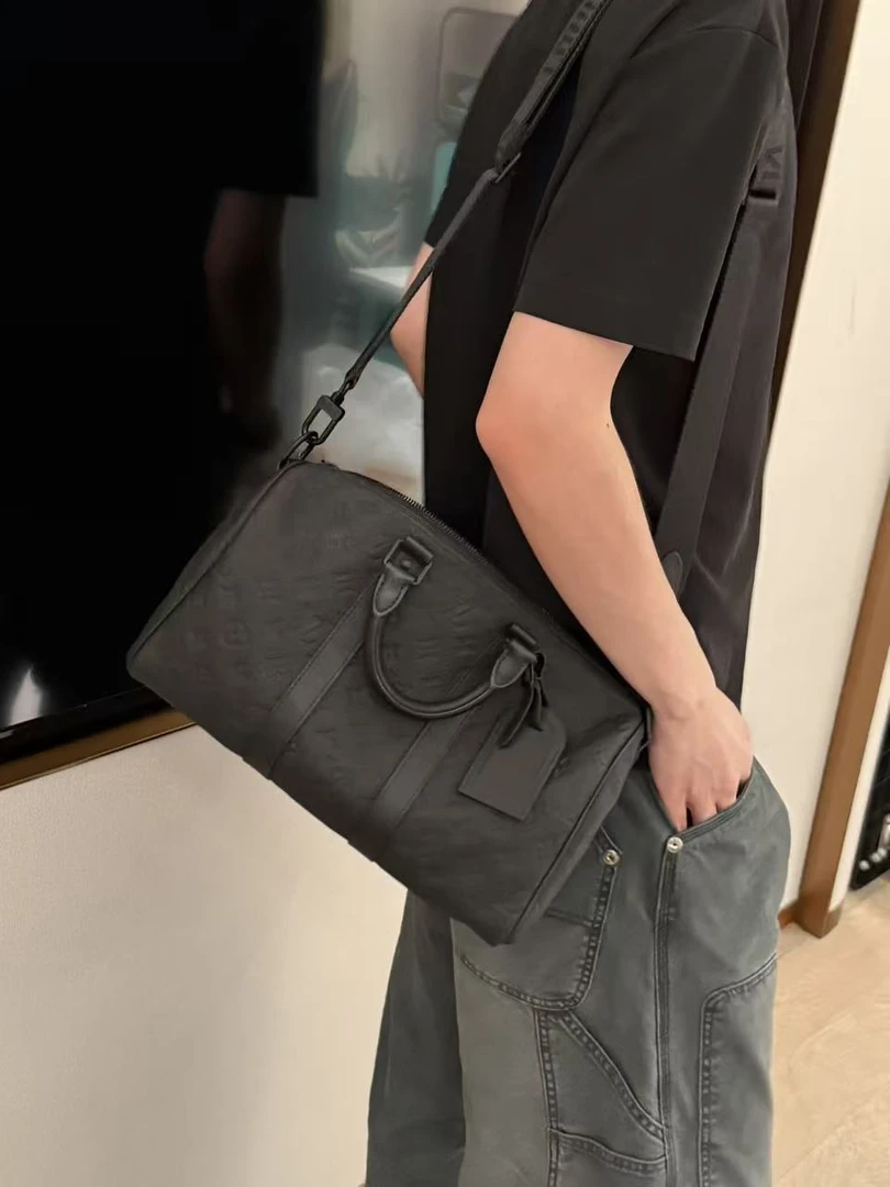 95新 LouisVuitton/路易威登 展会外场！ 黑武士全皮keepall35包