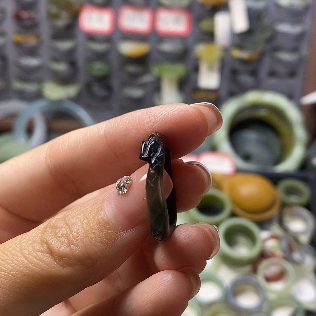 金***语未镶嵌蛇纹石玉戒指
