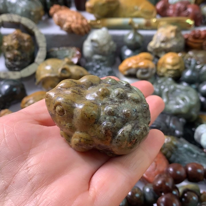 未镶嵌岫岩河磨玉（透闪石质玉）把件