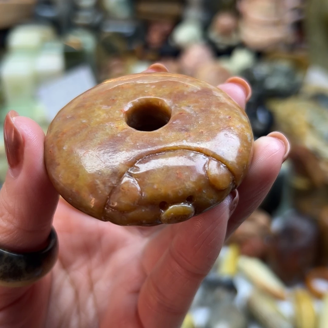 岫玉未镶嵌颈饰辽阳红猪猪扣有瑕